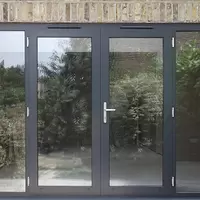 Установка под ключ входных алюминиевых дверей в дом в Москве от компании «Лучшие окна»